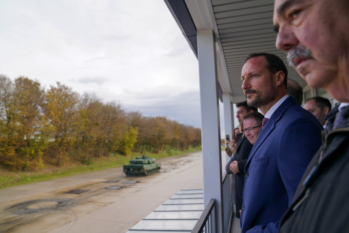The Crown Prince attended a demonstration of Norwegian-German cooperation on defence-related equipment and the defence industry during the visit to Munich. Photo: Simen Løvberg Sund, The Royal Court